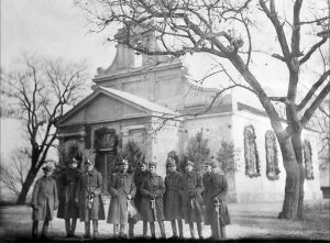 Widok kościoła – 1924 r., oficerowie batalionu chemicznego po poświęceniu kościoła.