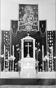 Ołtarz w kościele parafialnym – po 1945 r.